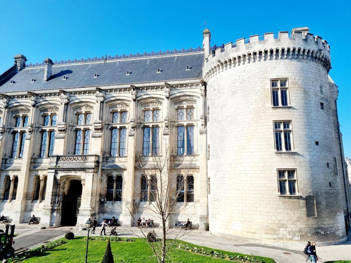 Face A L'Hotel De Ville Grand Et Lumineux Appartement Angoulême Eksteriør billede